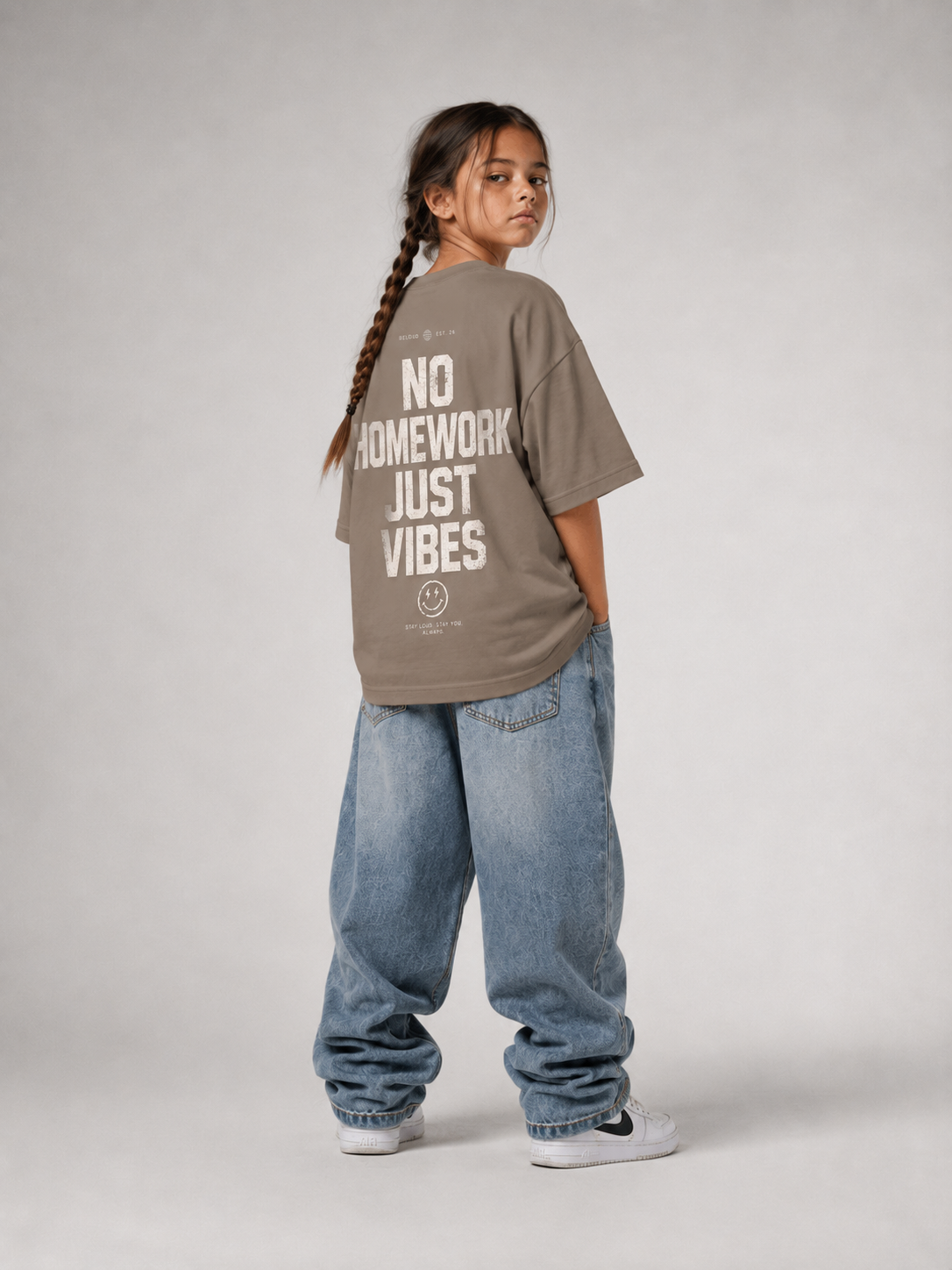 Mädchen in Ganzkörperansicht von hinten im driftwoodfarbenen NO HOMEWORK JUST VIBES Oversize Shirt von BELOUD