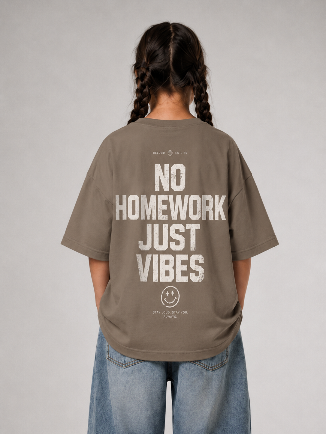 Mädchen von hinten im driftwoodfarbenen NO HOMEWORK JUST VIBES Oversize Shirt von BELOUD mit cremefarbenem Statement-Backprint