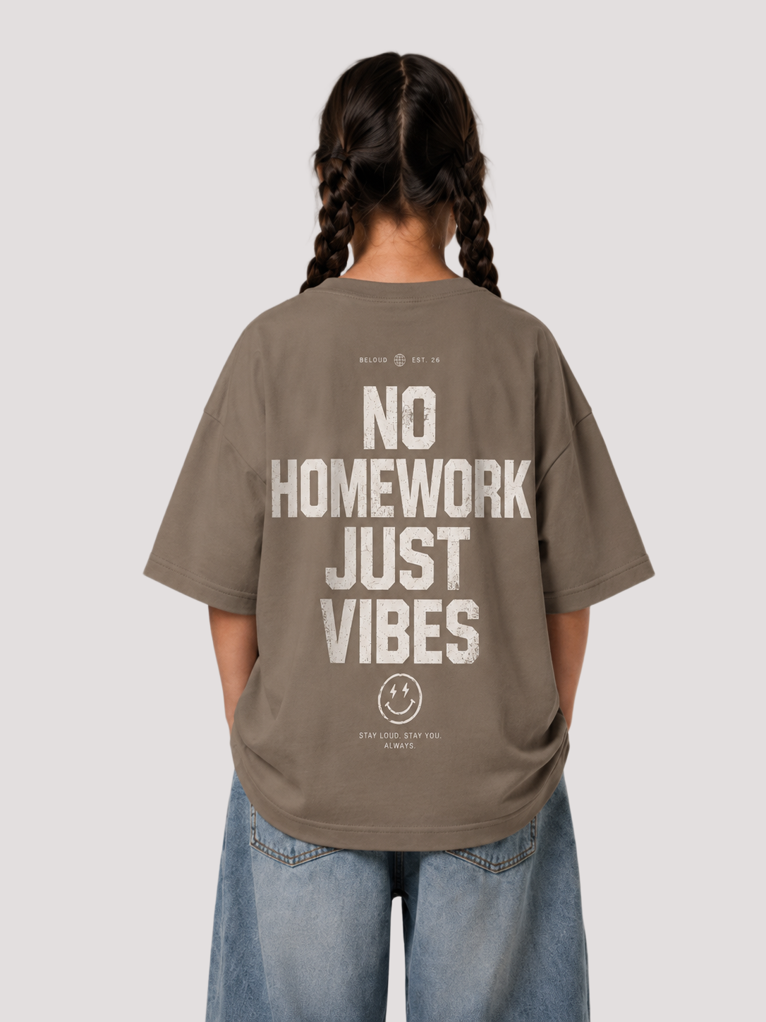 Mädchen von hinten im driftwoodfarbenen NO HOMEWORK JUST VIBES Oversize Shirt von BELOUD mit cremefarbenem Statement-Backprint
