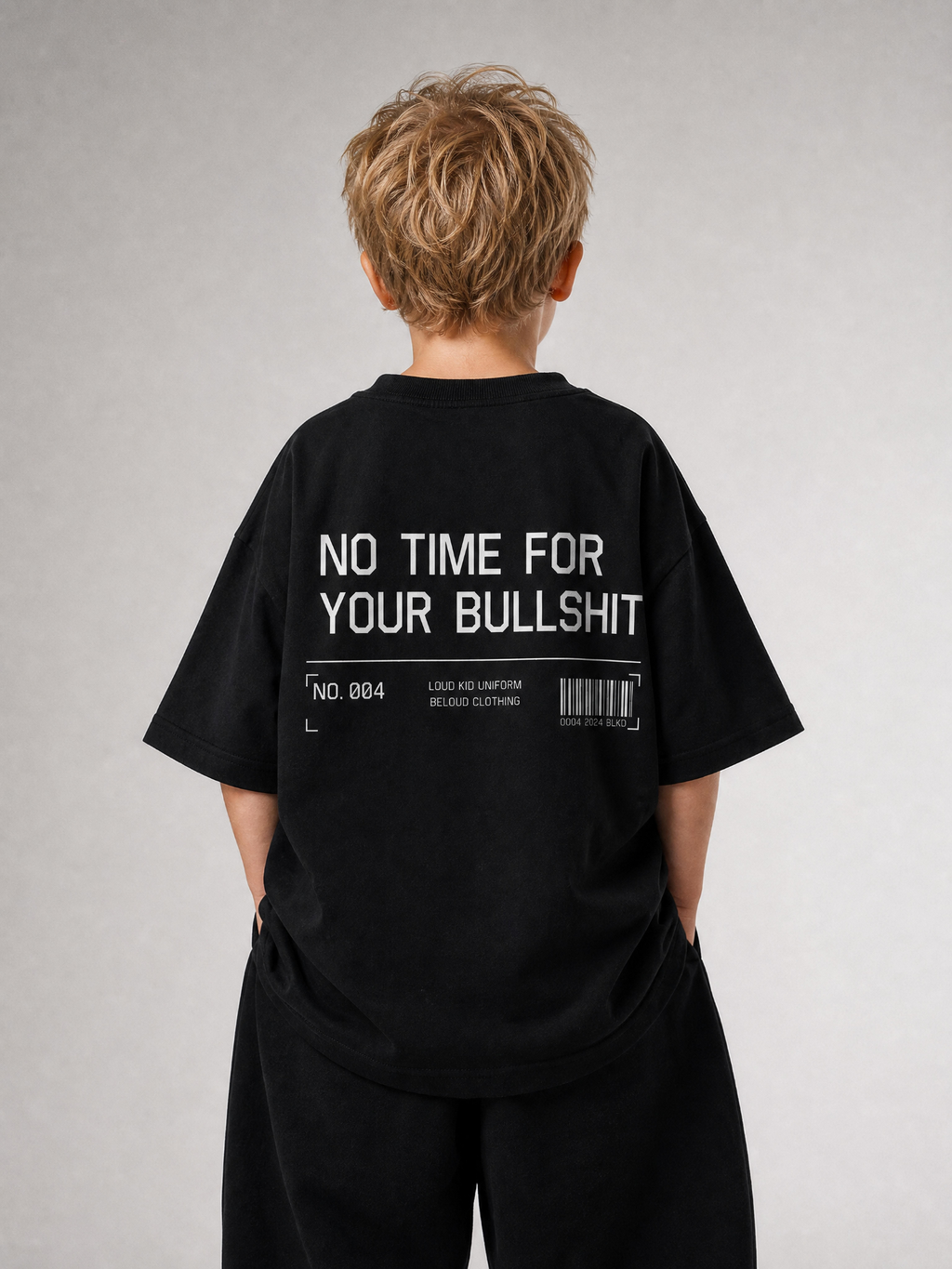 Junge von hinten im schwarzen NO TIME Oversize Shirt von BELOUD mit weißem Statement-Backprint