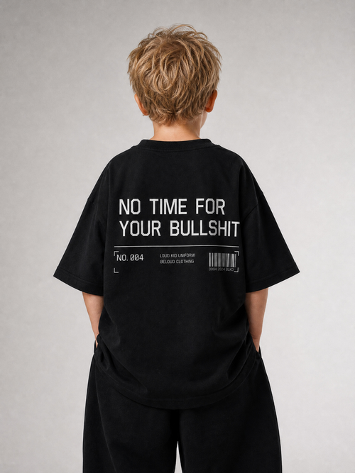 Junge von hinten im schwarzen NO TIME Oversize Shirt von BELOUD mit weißem Statement-Backprint