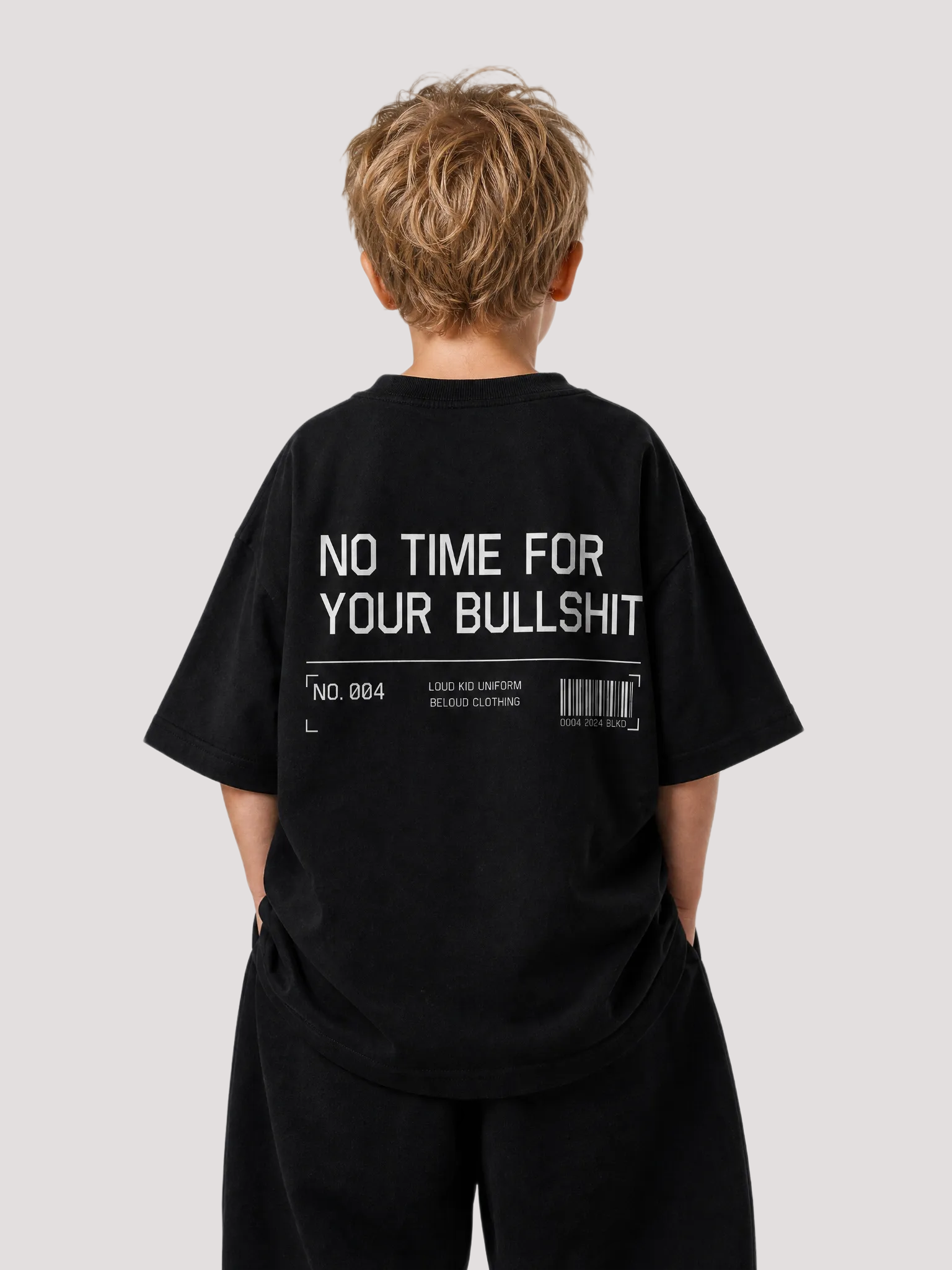 Junge von hinten im schwarzen NO TIME Oversize Shirt von BELOUD mit weißem Statement-Backprint