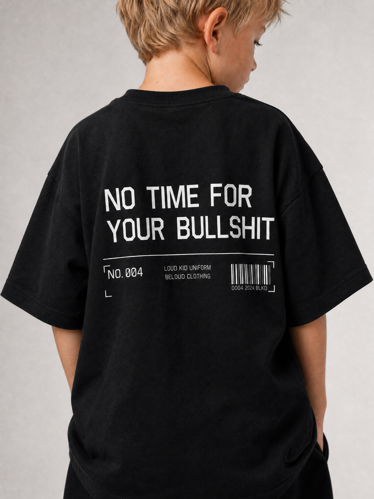 Junge im schwarzen NO TIME Oversize Shirt von BELOUD mit weißem Statement-Backprint