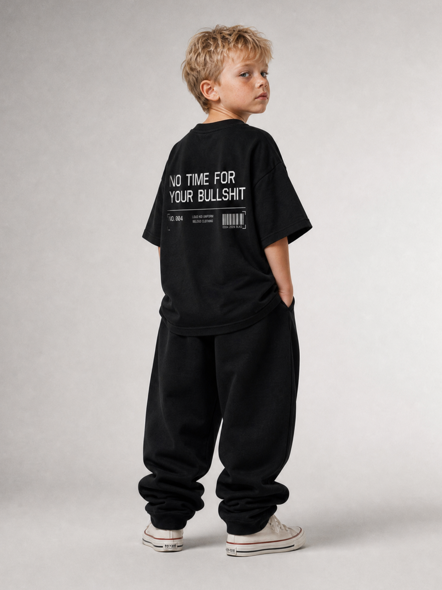 Junge im schwarzen NO TIME Oversize Shirt von BELOUD mit weißem Statement-Backprint