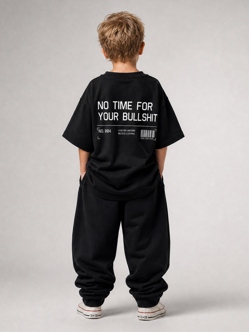 Junge in Ganzkörperansicht von hinten im schwarzen NO TIME Oversize Shirt von BELOUD