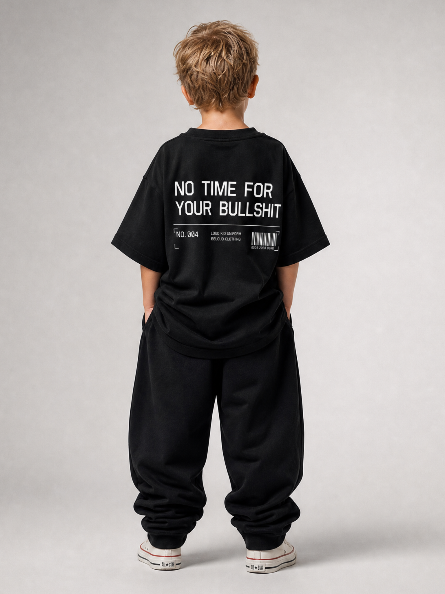 Junge in Ganzkörperansicht von hinten im schwarzen NO TIME Oversize Shirt von BELOUD