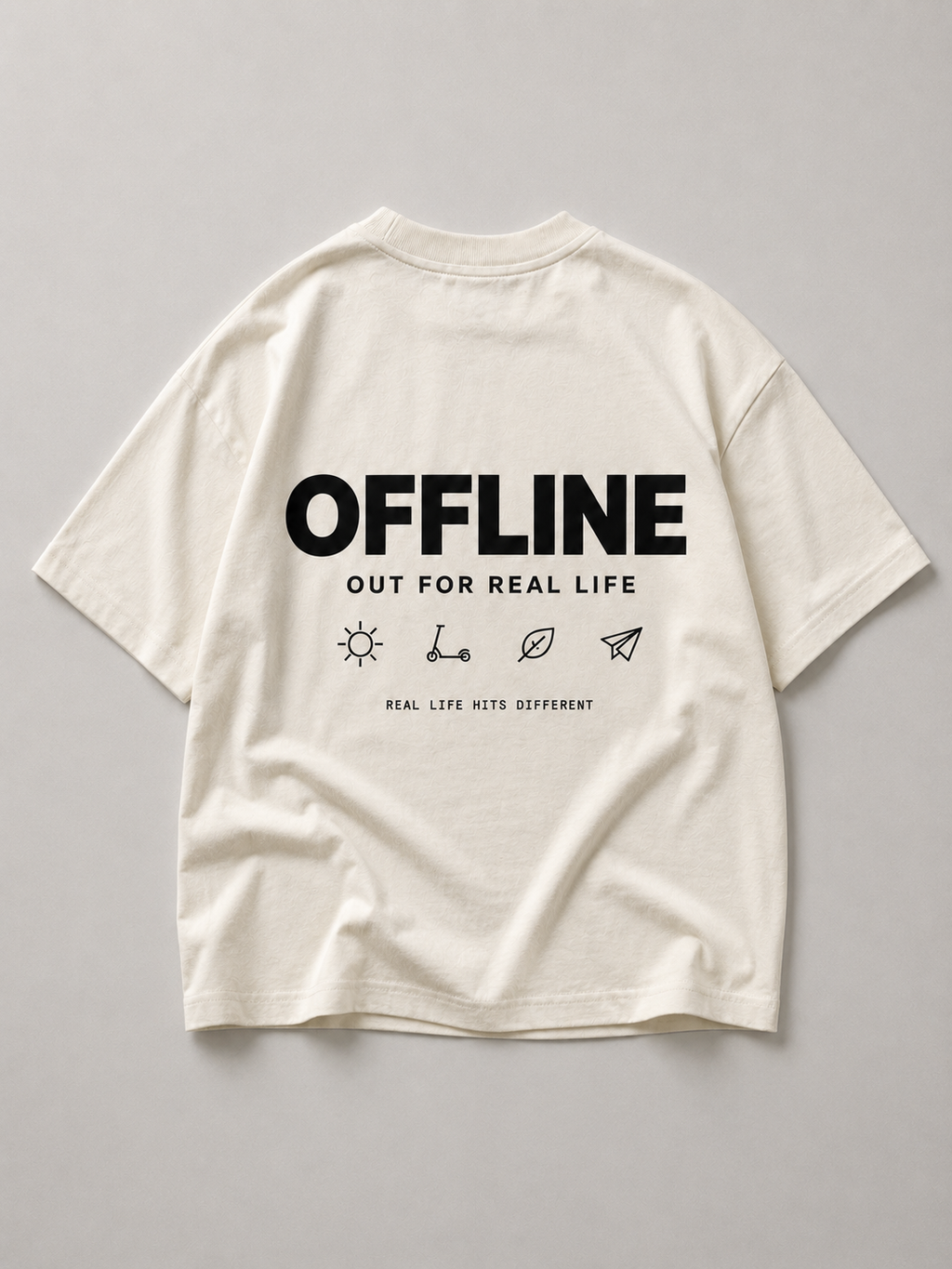 Rückansicht des cremefarbenen OFFLINE Oversize Shirts von BELOUD mit schwarzem Backprint Out for Real Life