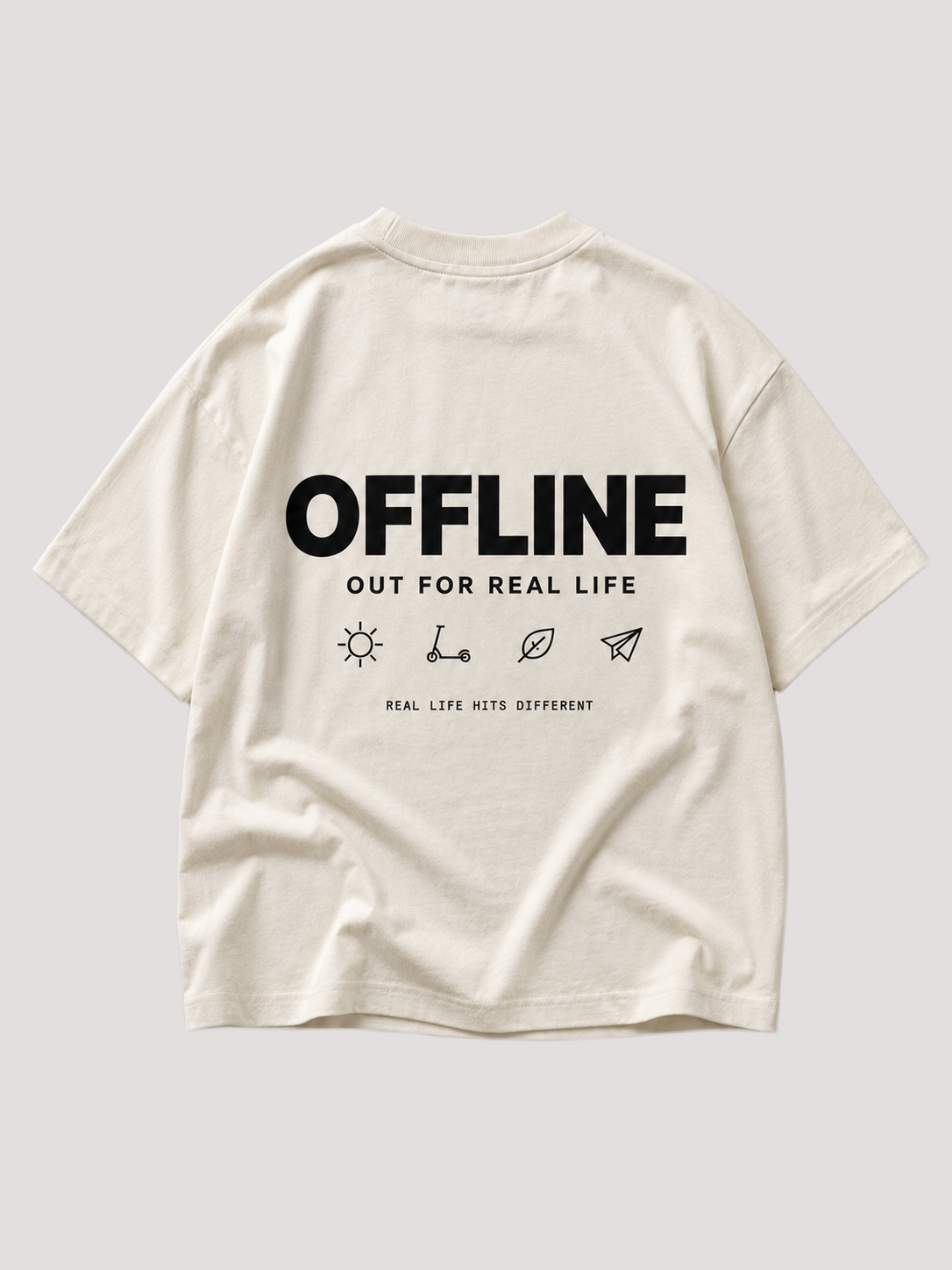 Rückansicht des cremefarbenen OFFLINE Oversize Shirts von BELOUD mit schwarzem Backprint Out for Real Life