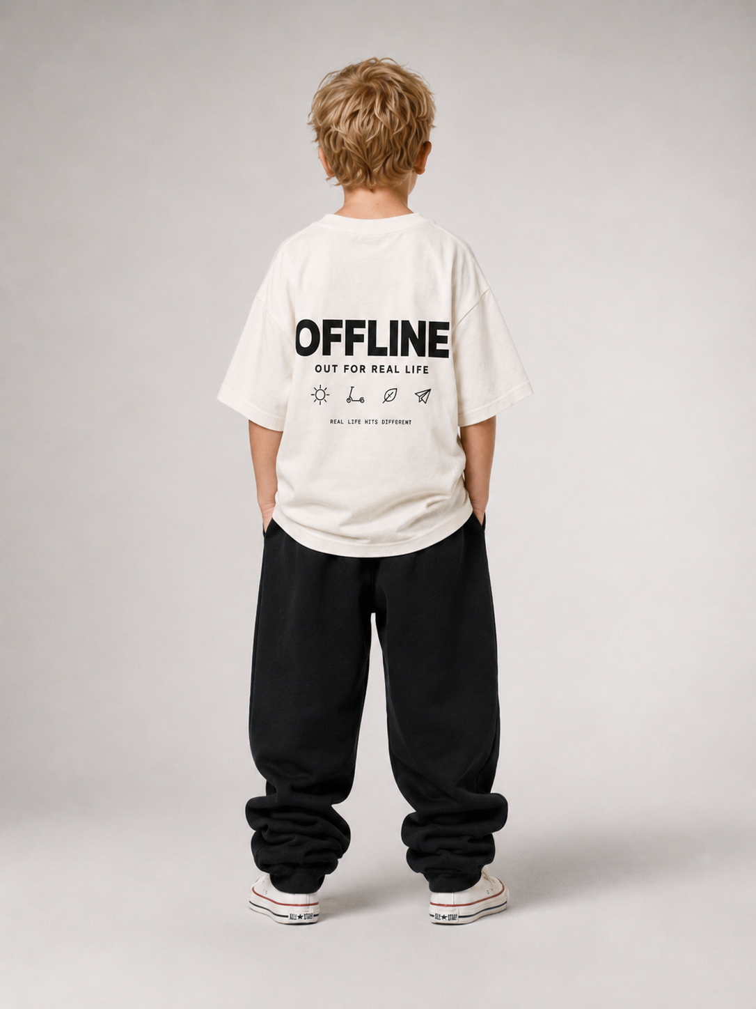 Junge in Ganzkörperansicht von hinten im cremefarbenen OFFLINE Oversize Shirt von BELOUD