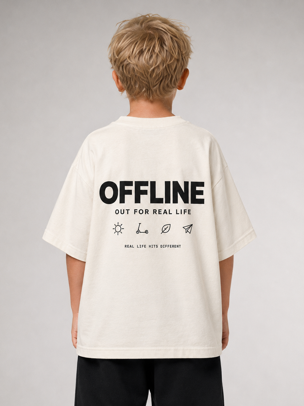Junge von hinten im cremefarbenen OFFLINE Oversize Shirt von BELOUD mit schwarzem Backprint Out for Real Life