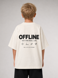 Junge von hinten im cremefarbenen OFFLINE Oversize Shirt von BELOUD mit schwarzem Backprint Out for Real Life