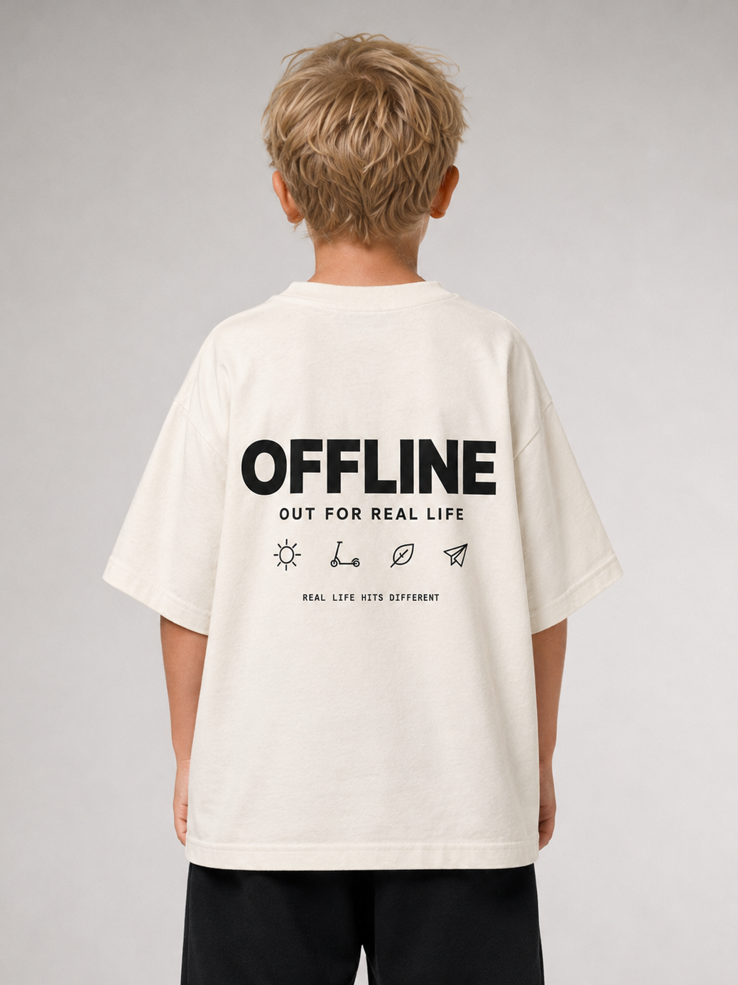 Junge von hinten im cremefarbenen OFFLINE Oversize Shirt von BELOUD mit schwarzem Backprint Out for Real Life