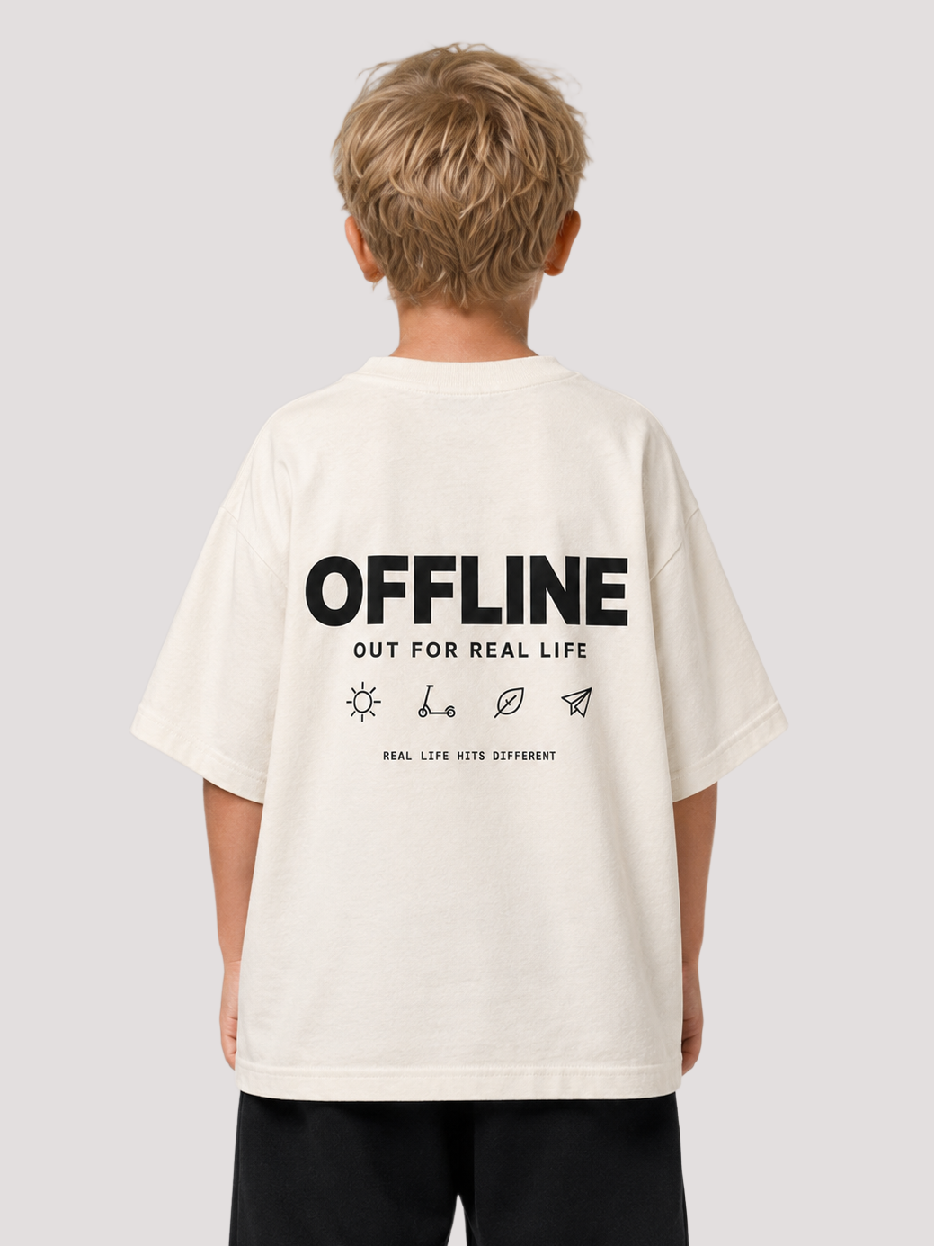 Junge von hinten im cremefarbenen OFFLINE Oversize Shirt von BELOUD mit schwarzem Backprint Out for Real Life