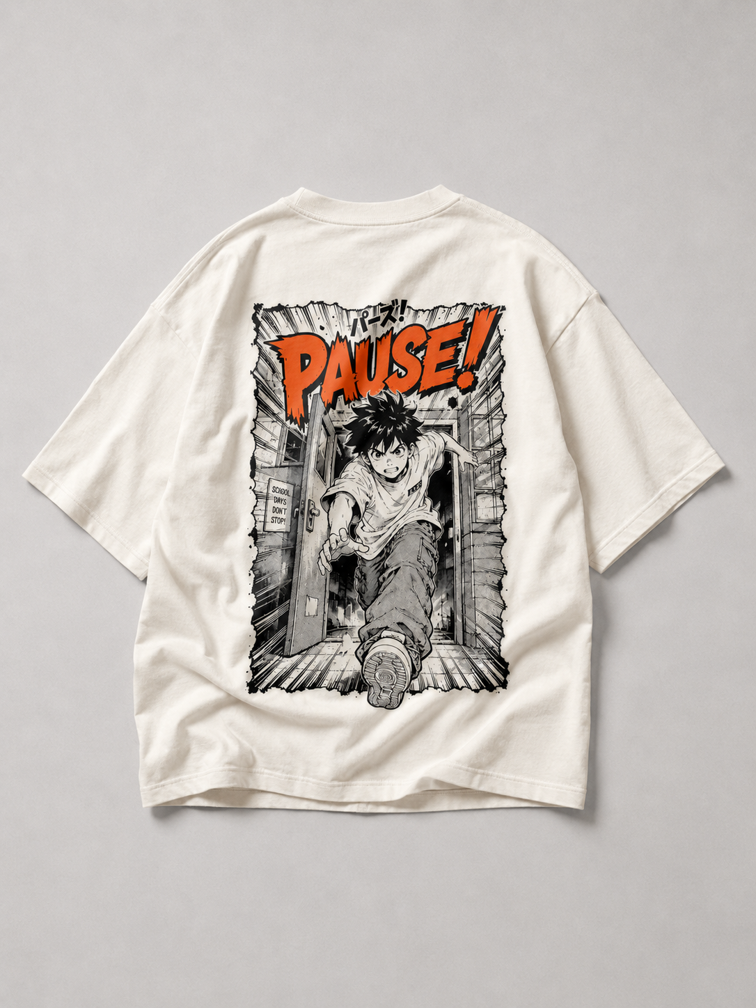 Rückansicht des cremefarbenen PAUSE Oversize Shirts von BELOUD mit schwarz-orangem Manga-Backprint
