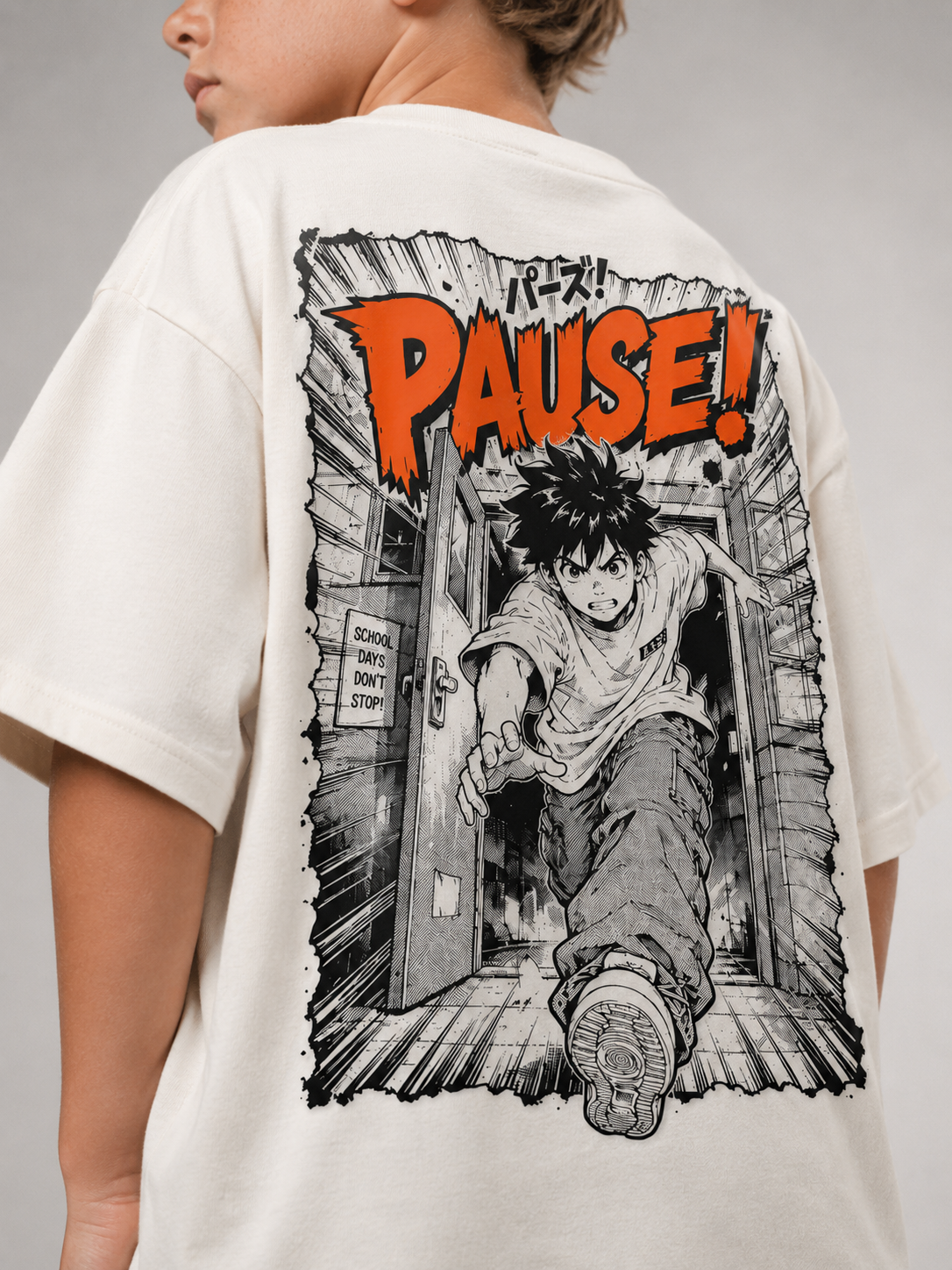 Detailansicht des schwarz-orangen Manga-Backprints auf dem cremefarbenen PAUSE Oversize Shirt von BELOUD