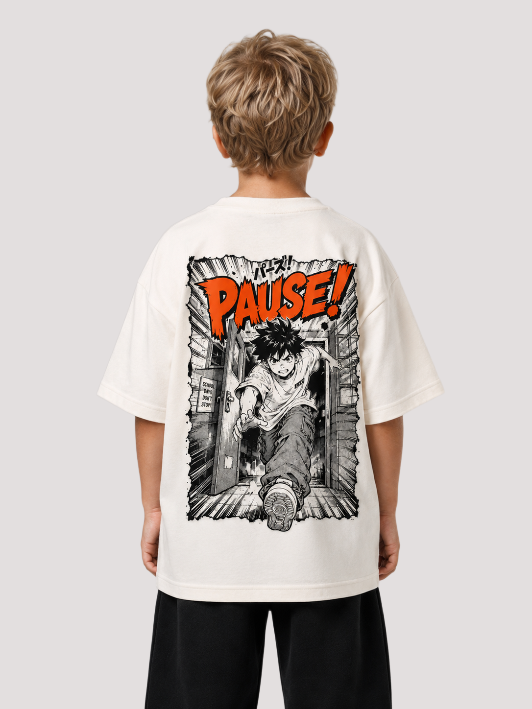 Junge von hinten im cremefarbenen PAUSE Oversize Shirt von BELOUD mit schwarz-orangem Manga-Backprint