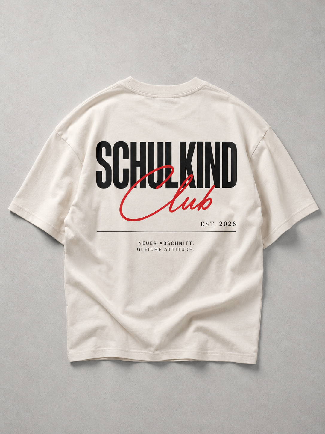 Kind im cremefarbenen SCHULKIND CLUB Oversize Shirt von BELOUD, Premium Kids-Streetwear