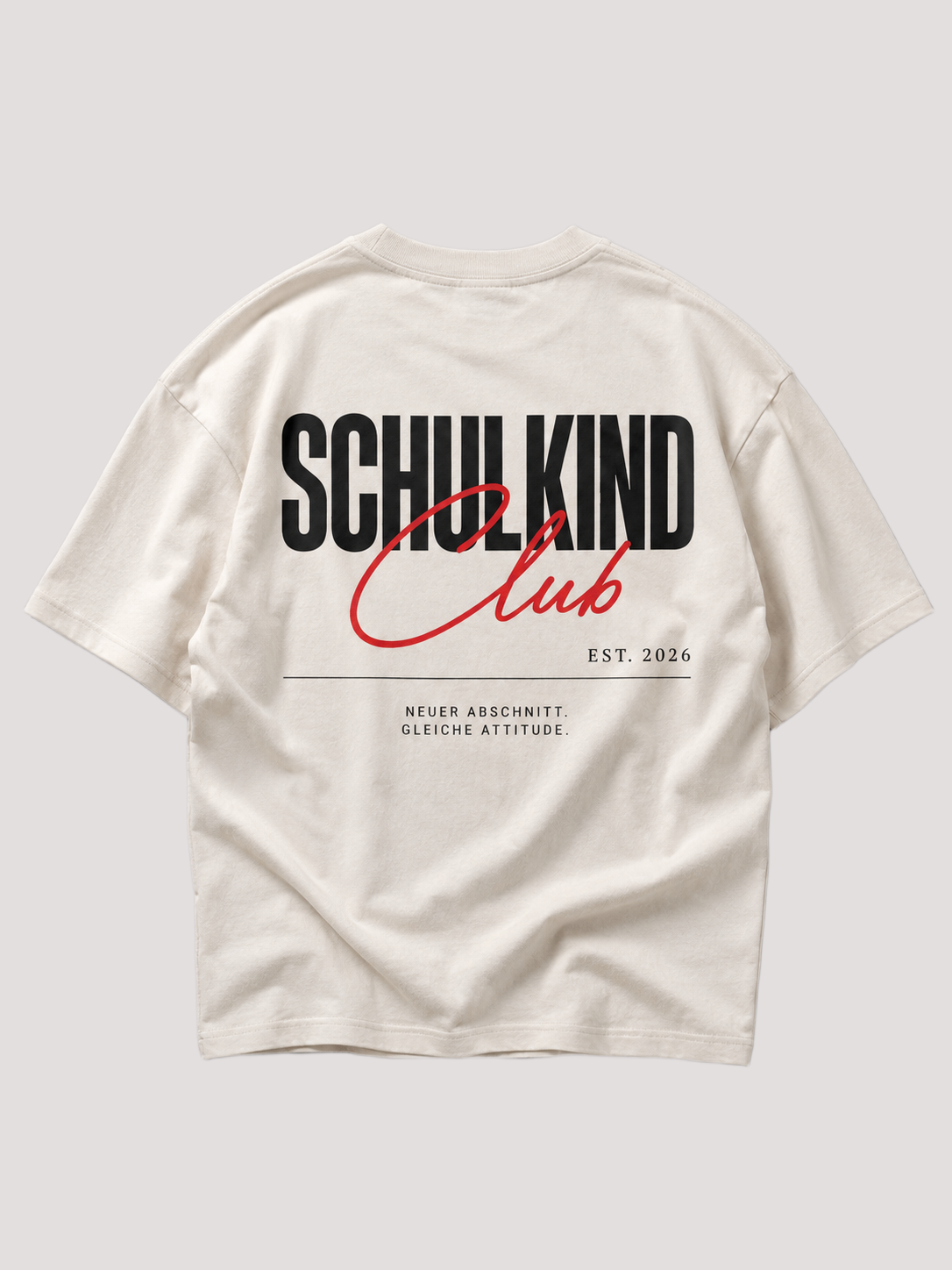 Kind im cremefarbenen SCHULKIND CLUB Oversize Shirt von BELOUD, Premium Kids-Streetwear