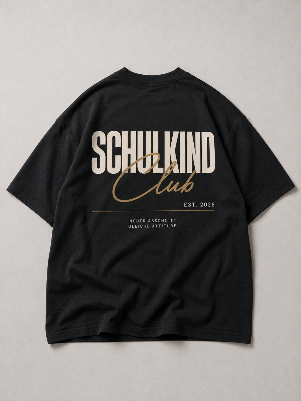 Rückansicht des schwarzen SCHULKIND CLUB Oversize Shirts von BELOUD mit beige-goldenem Backprint