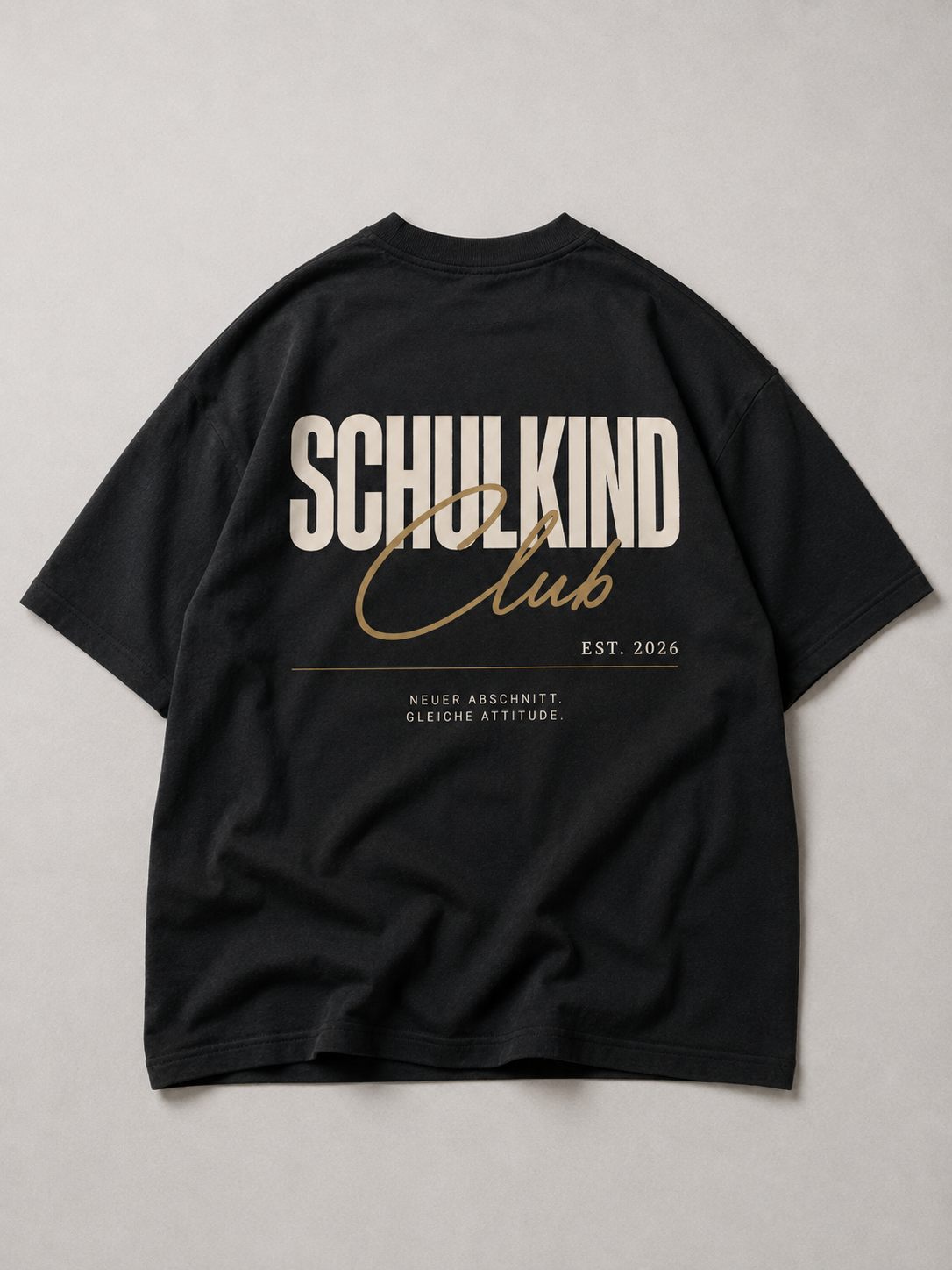 Rückansicht des schwarzen SCHULKIND CLUB Oversize Shirts von BELOUD mit beige-goldenem Backprint