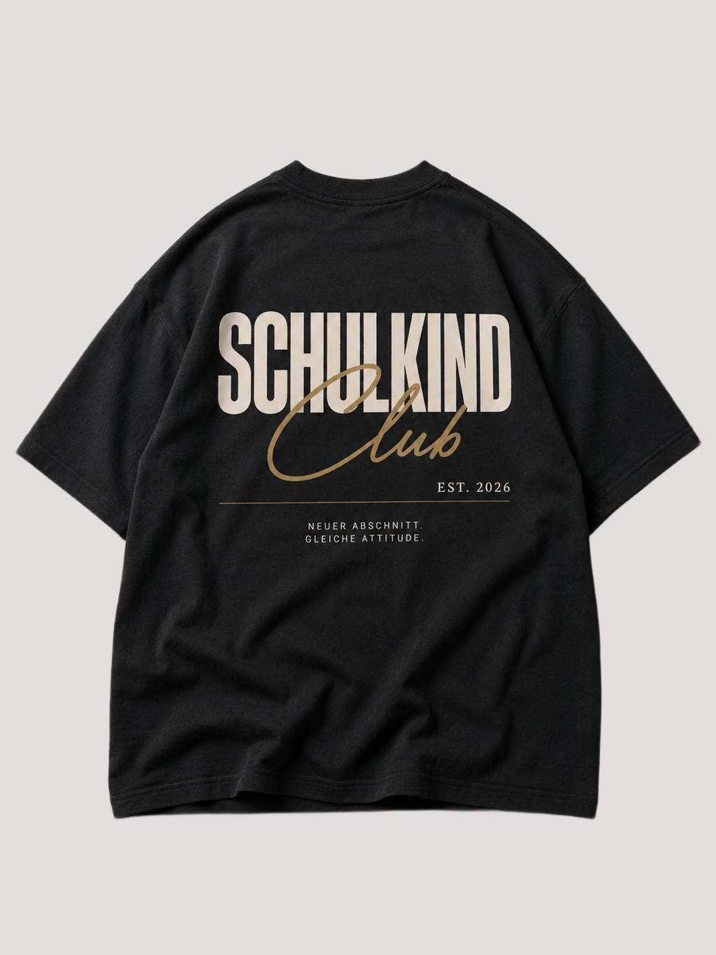 Rückansicht des schwarzen SCHULKIND CLUB Oversize Shirts von BELOUD mit beige-goldenem Backprint