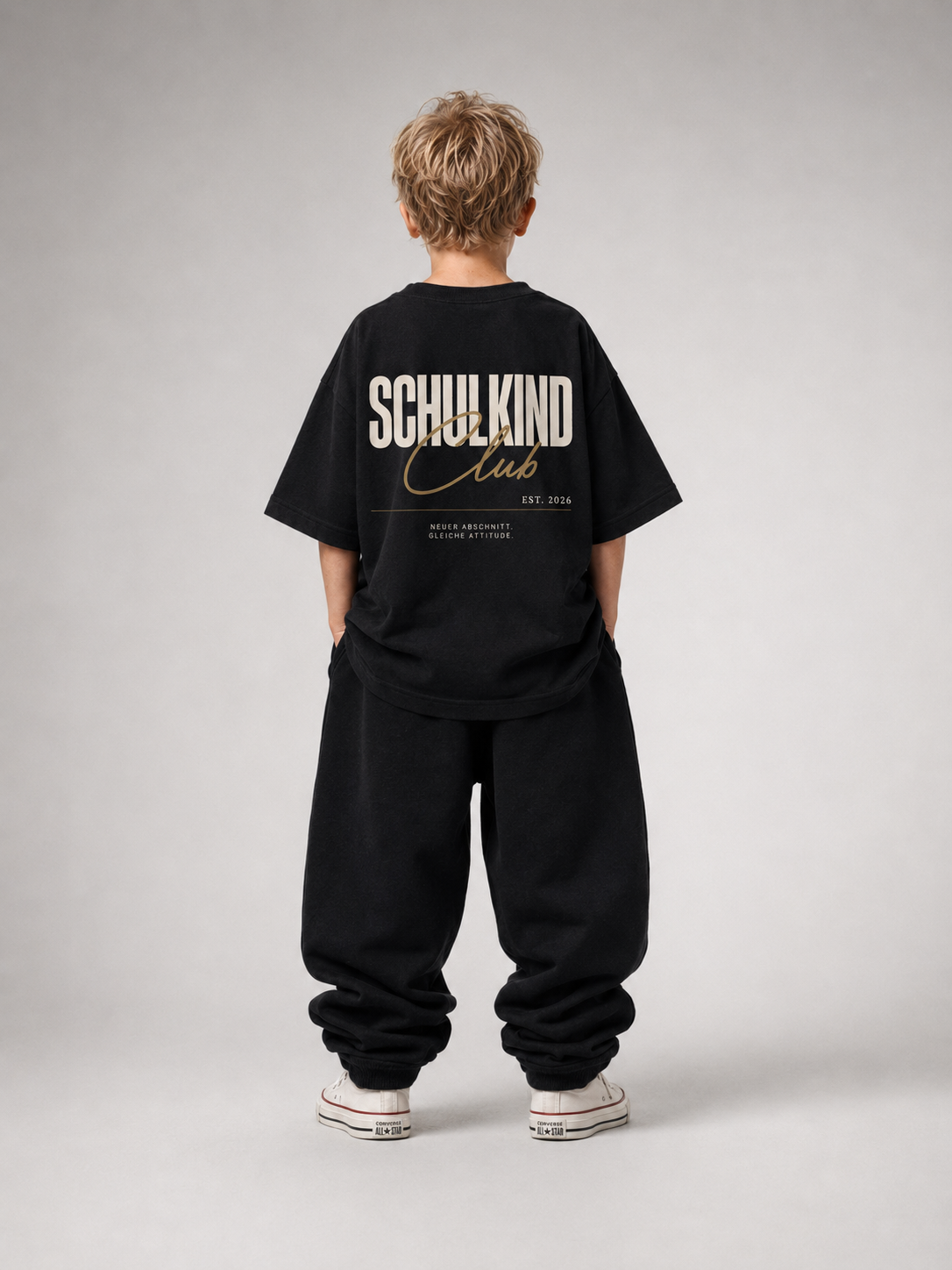 Junge in Ganzkörperansicht von hinten im schwarzen SCHULKIND CLUB Oversize Shirt von BELOUD