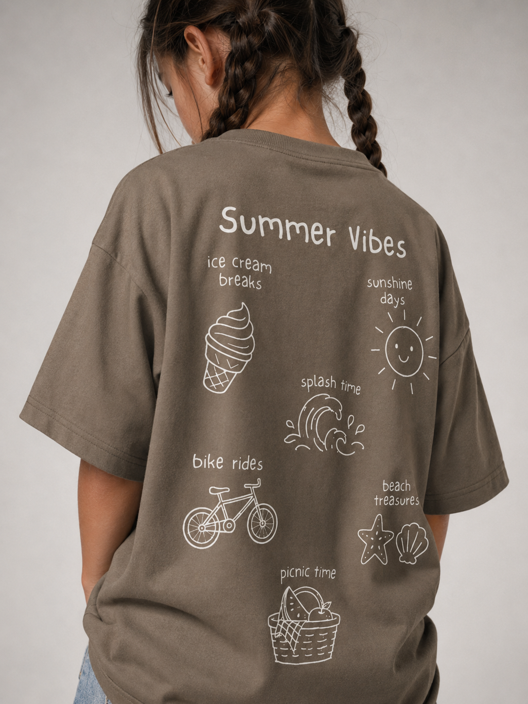Mädchen von hinten im driftwoodfarbenen SUMMER VIBES '26 Oversize Shirt von BELOUD mit cremefarbenem Summer-Doodle-Backprint