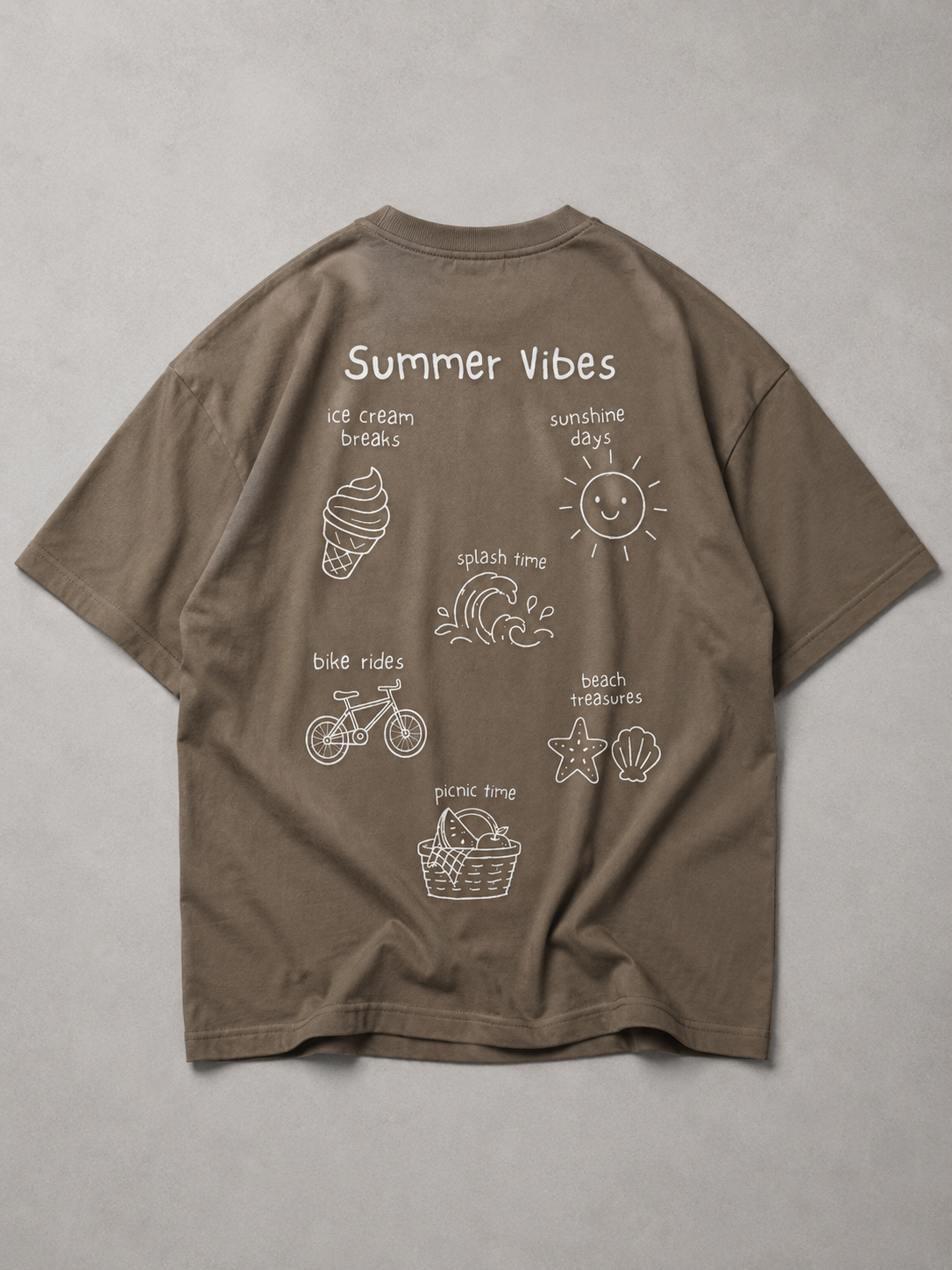Mädchen von hinten im driftwoodfarbenen SUMMER VIBES '26 Oversize Shirt von BELOUD mit cremefarbenem Summer-Doodle-Backprint