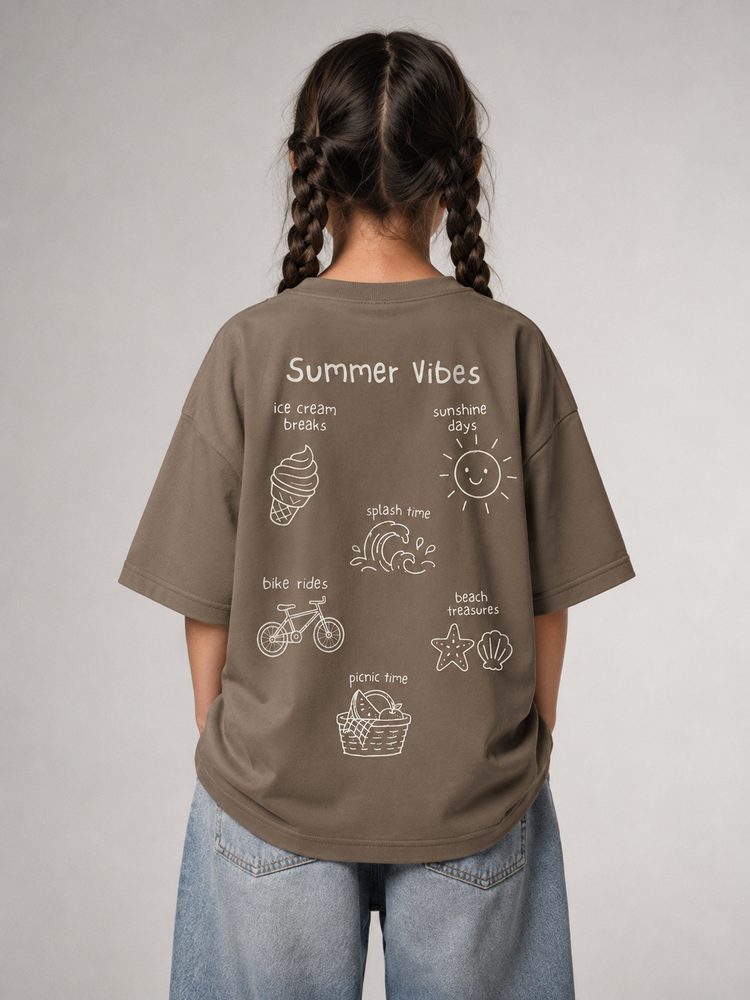 Mädchen von hinten im driftwoodfarbenen SUMMER VIBES '26 Oversize Shirt von BELOUD mit cremefarbenem Summer-Doodle-Backprint