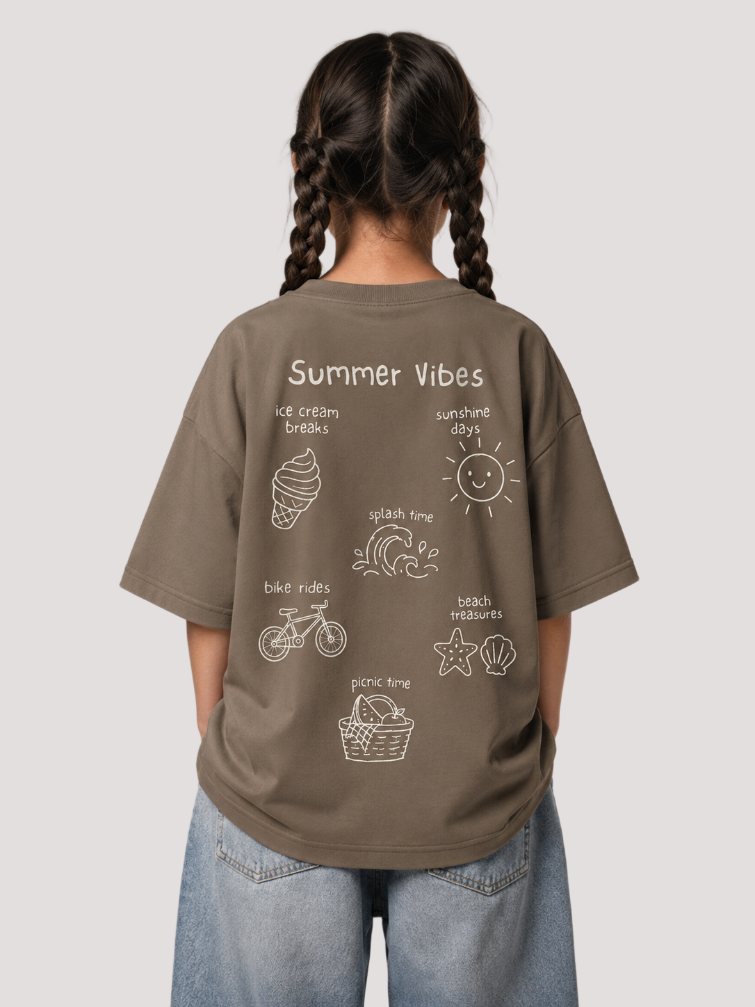 Mädchen von hinten im driftwoodfarbenen SUMMER VIBES '26 Oversize Shirt von BELOUD mit cremefarbenem Summer-Doodle-Backprint