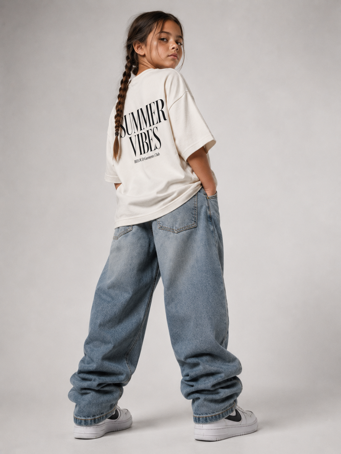 Mädchen von hinten im cremefarbenen SUMMER VIBES Oversize Shirt von BELOUD mit schwarzem Serif-Backprint