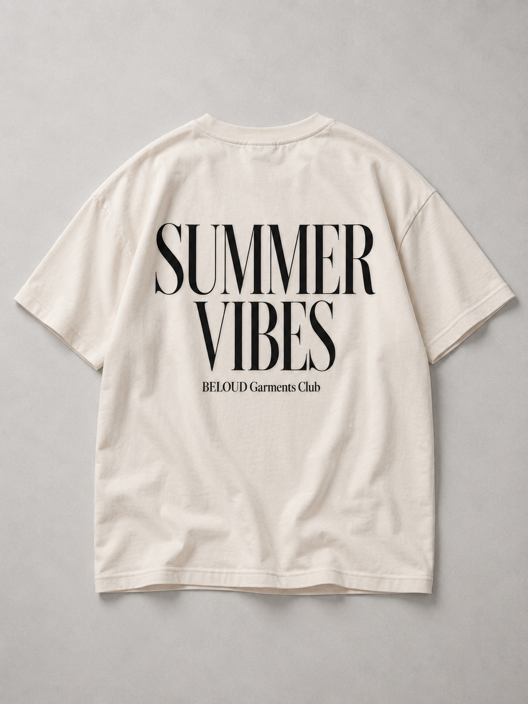 Rückansicht des cremefarbenen SUMMER VIBES Oversize Shirts von BELOUD mit schwarzem Serif-Backprint
