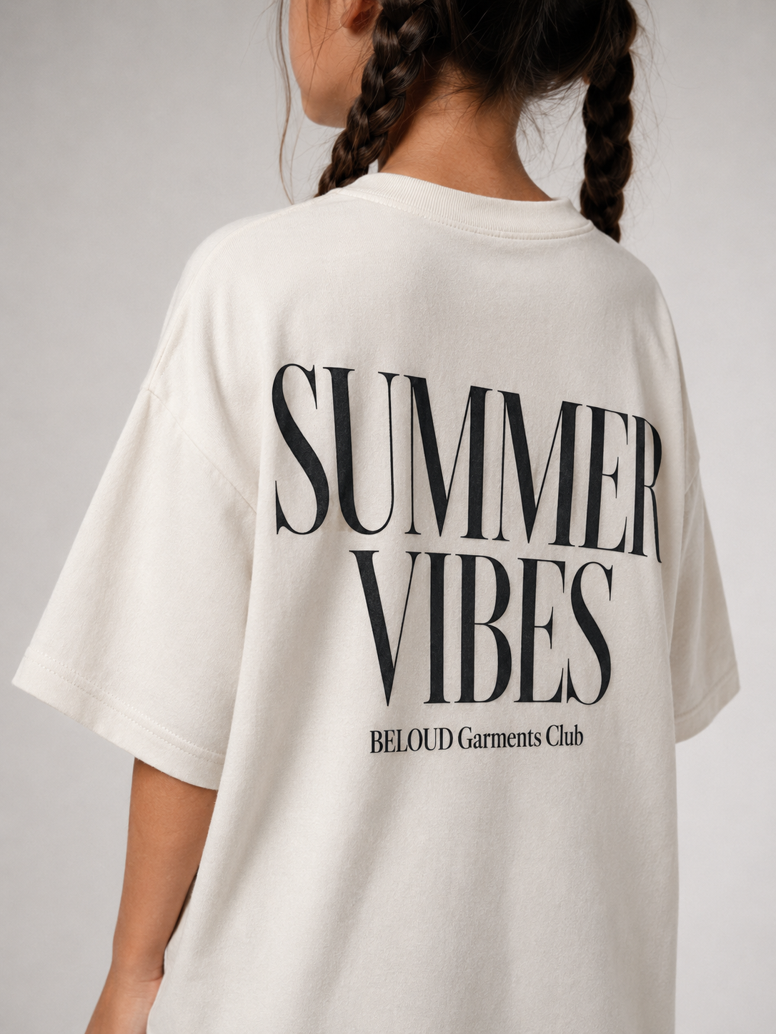 Detailansicht des schwarzen Serif-Backprints auf dem cremefarbenen SUMMER VIBES Oversize Shirt von BELOUD
