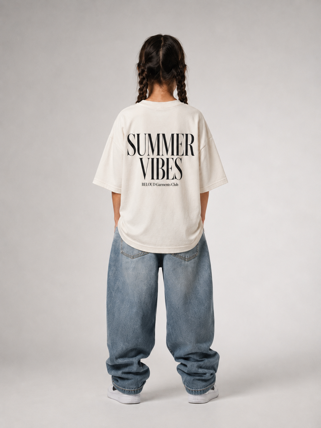 Mädchen in Ganzkörperansicht von hinten im cremefarbenen SUMMER VIBES Oversize Shirt von BELOUD