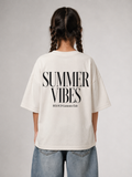 Mädchen von hinten im cremefarbenen SUMMER VIBES Oversize Shirt von BELOUD mit schwarzem Serif-Backprint