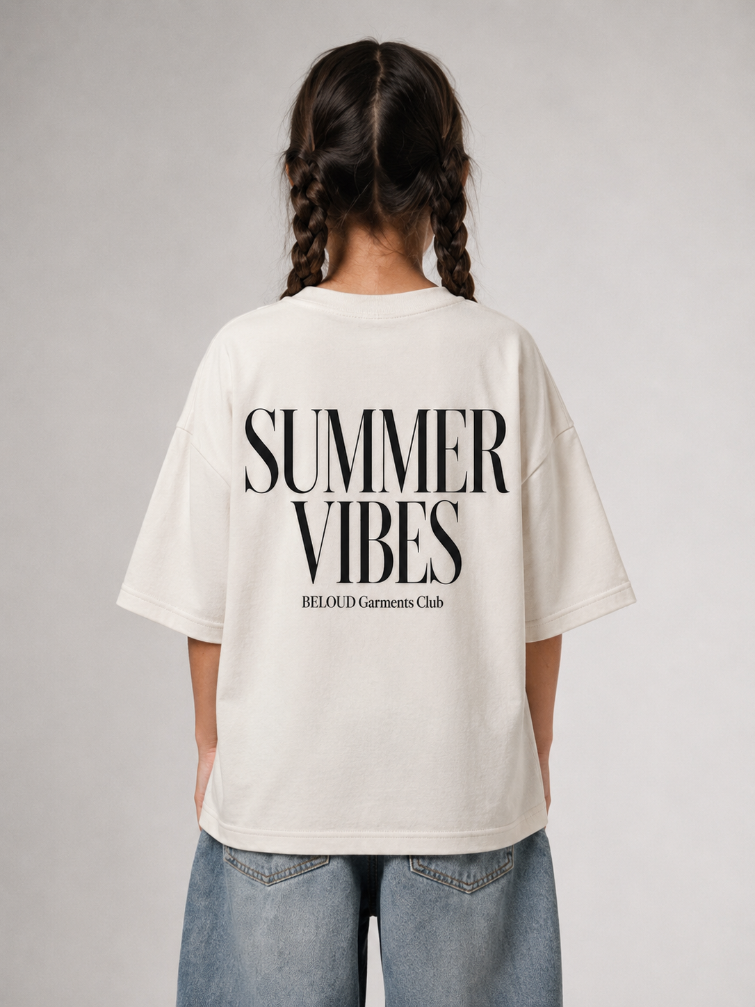 Mädchen von hinten im cremefarbenen SUMMER VIBES Oversize Shirt von BELOUD mit schwarzem Serif-Backprint