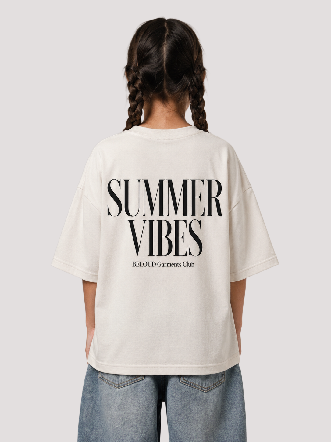 Mädchen von hinten im cremefarbenen SUMMER VIBES Oversize Shirt von BELOUD mit schwarzem Serif-Backprint
