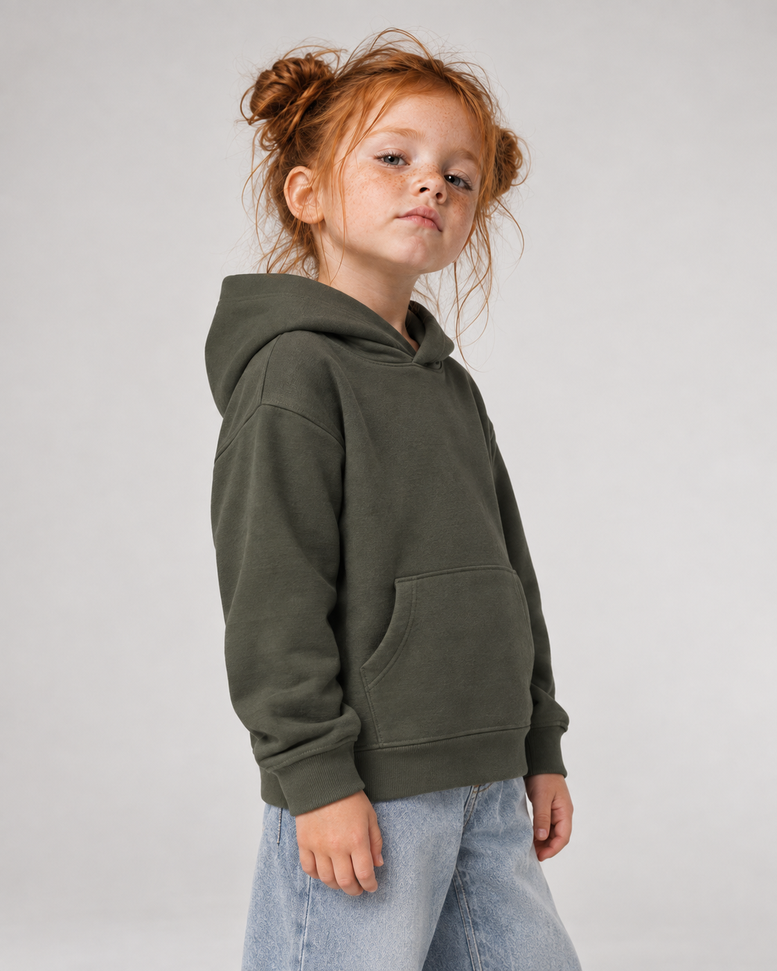 KITA CREW Kids Hoodie Organic Khaki – Seitenansicht und Passform