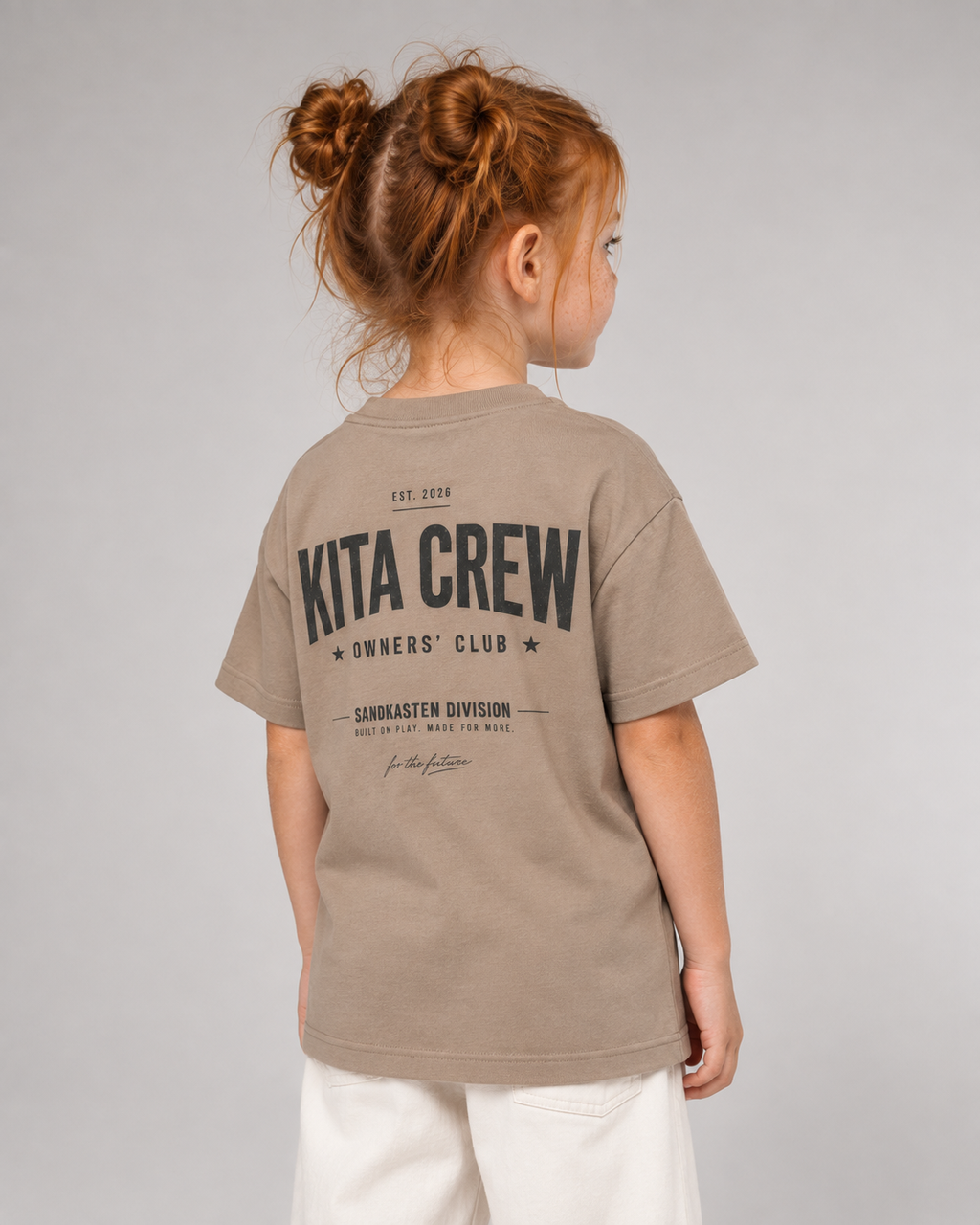 KITA CREW Kids Shirt – Wet Sand – Dreiviertel-Rückenansicht