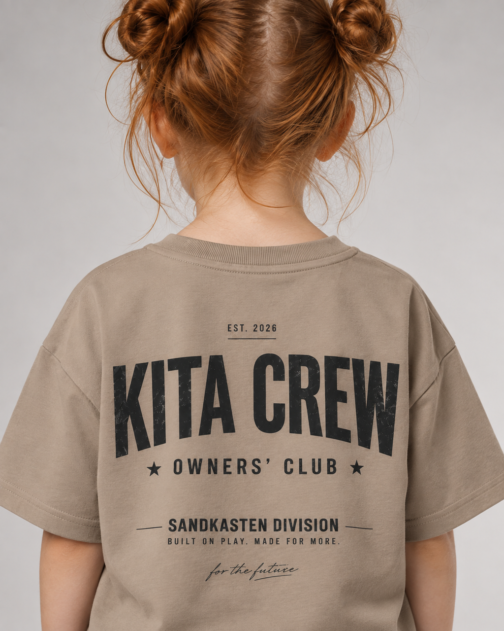 KITA CREW Kids Shirt – Wet Sand – getragenes Printdetail
