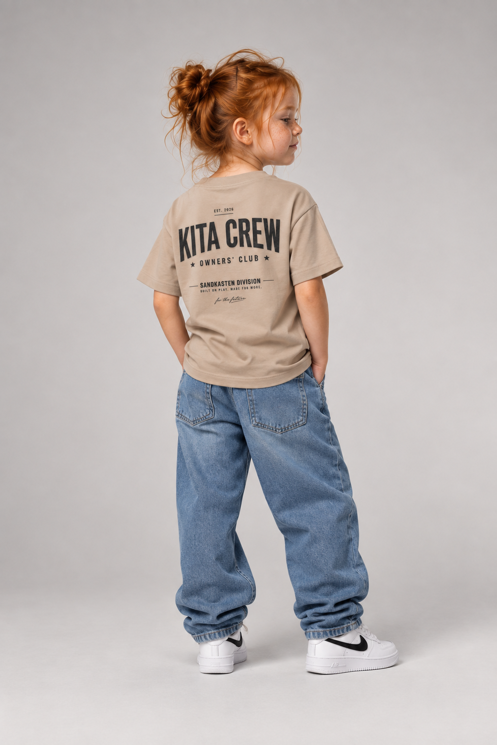 KITA CREW Kids Shirt – Wet Sand – Dreiviertel-Rückenansicht Fullbody