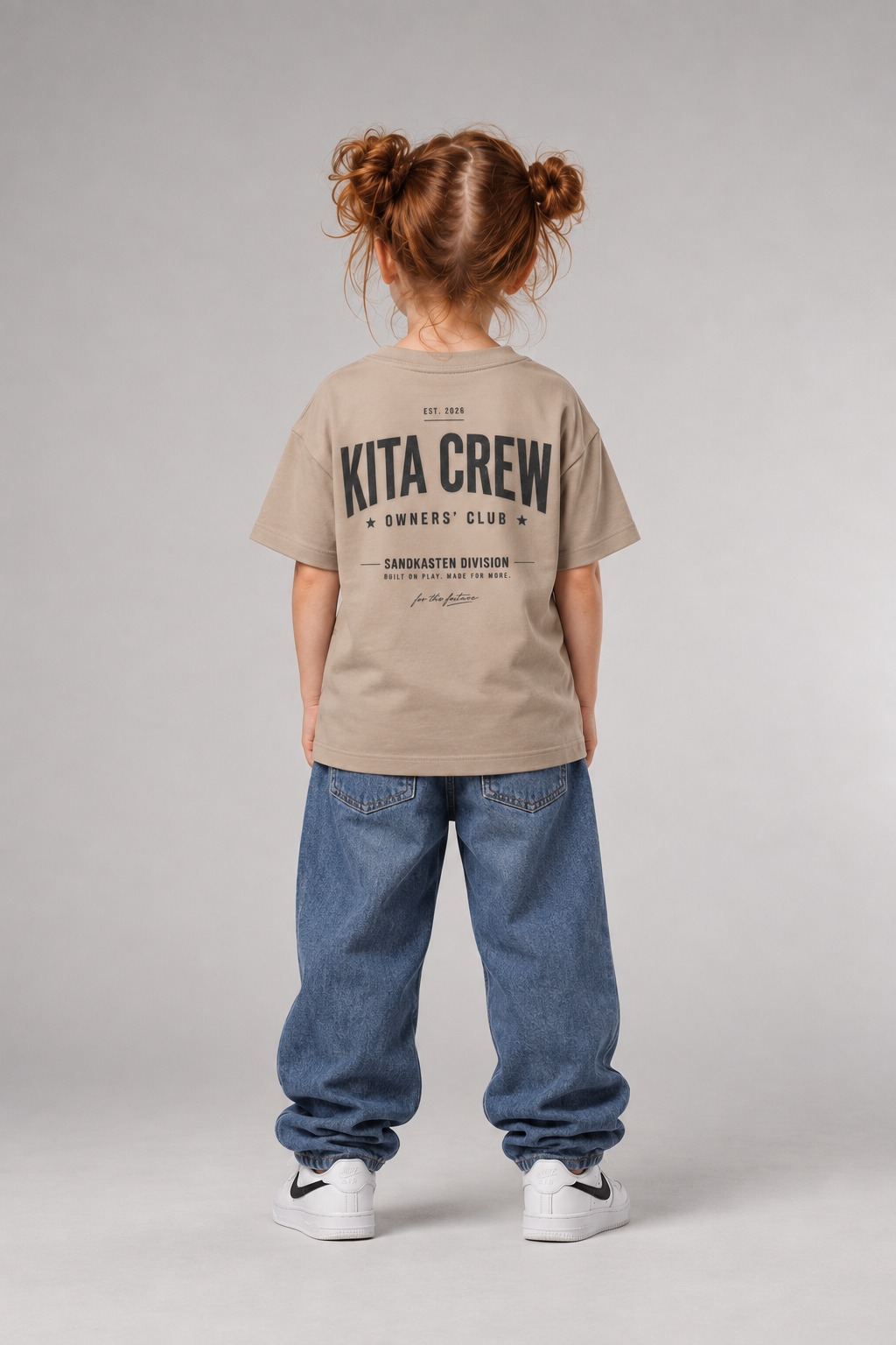 KITA CREW Kids Shirt – Wet Sand – Rückenansicht Fullbody