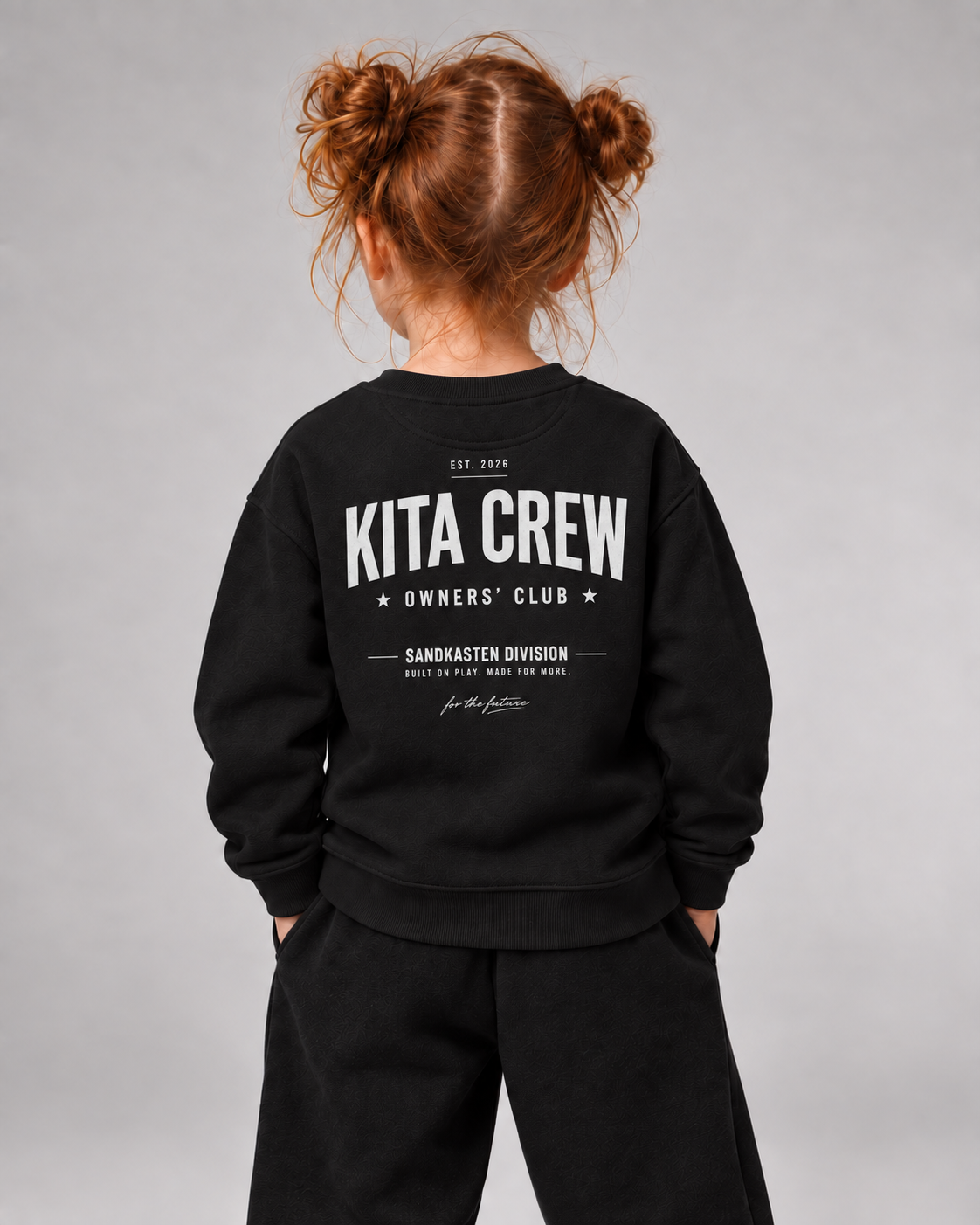 KITA CREW Kids Sweater Black – Rückenansicht getragen