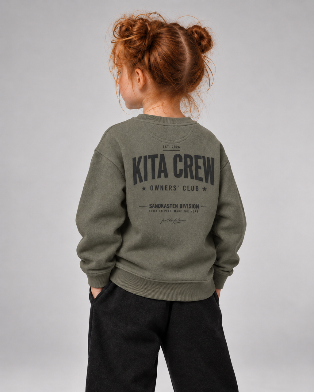 KITA CREW Kids Sweater Organic Khaki – Dreiviertel-Rückenansicht getragen