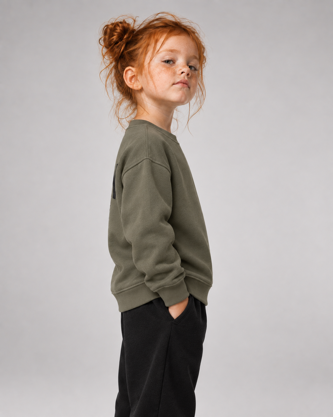 KITA CREW Kids Sweater Organic Khaki – Seitenansicht und Passform