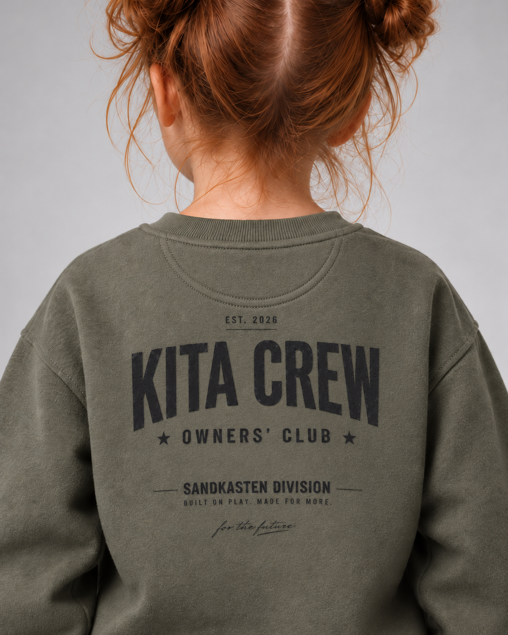 KITA CREW Kids Sweater Organic Khaki – Rückendruck Detail
