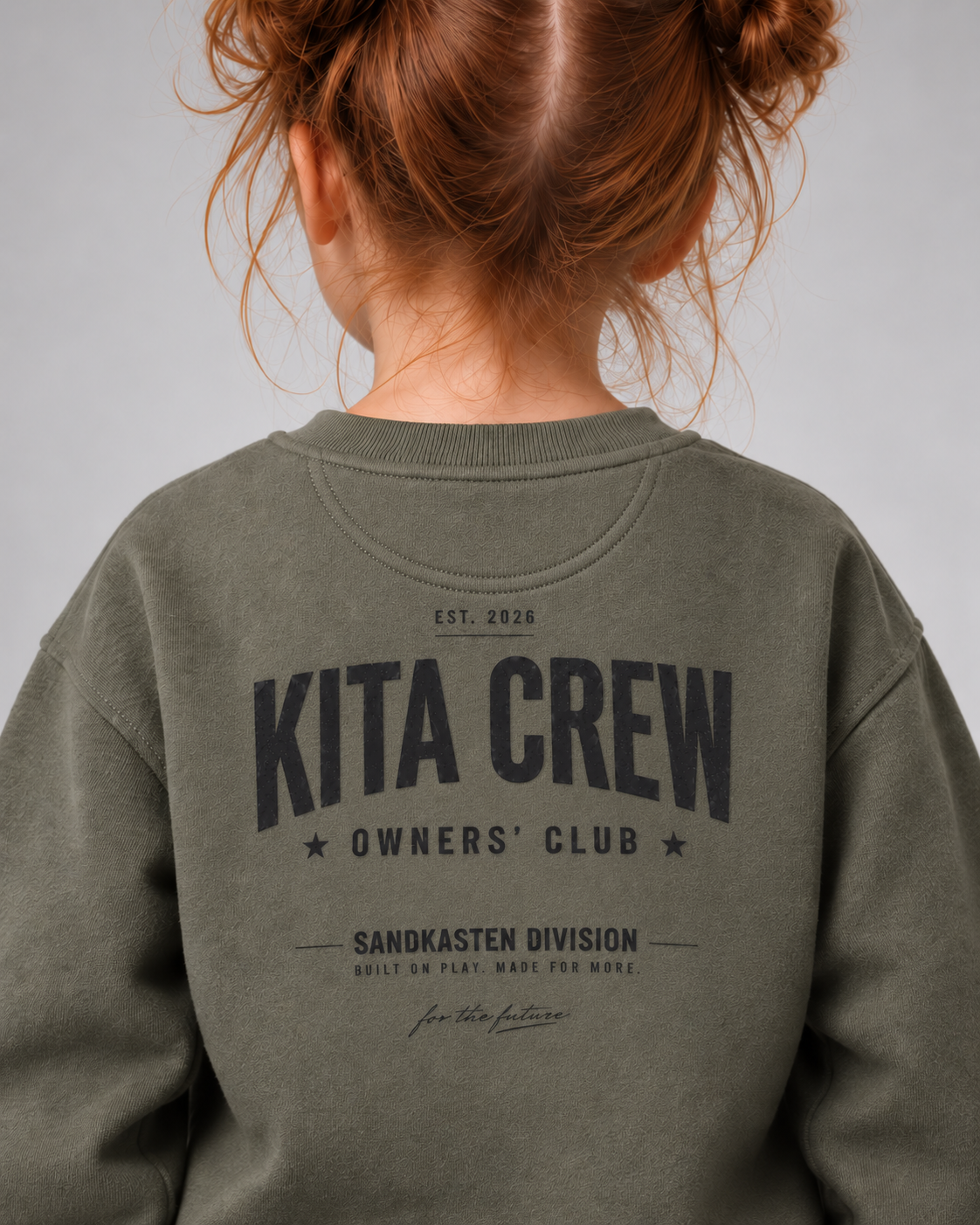 KITA CREW Kids Sweater Organic Khaki – Rückendruck Detail