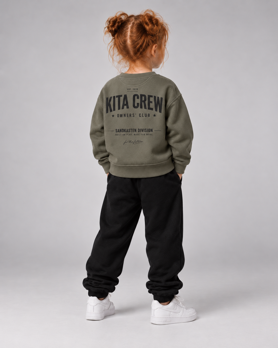 KITA CREW Kids Sweater Organic Khaki – korrigierte Dreiviertel-Rückenansicht Fullbody