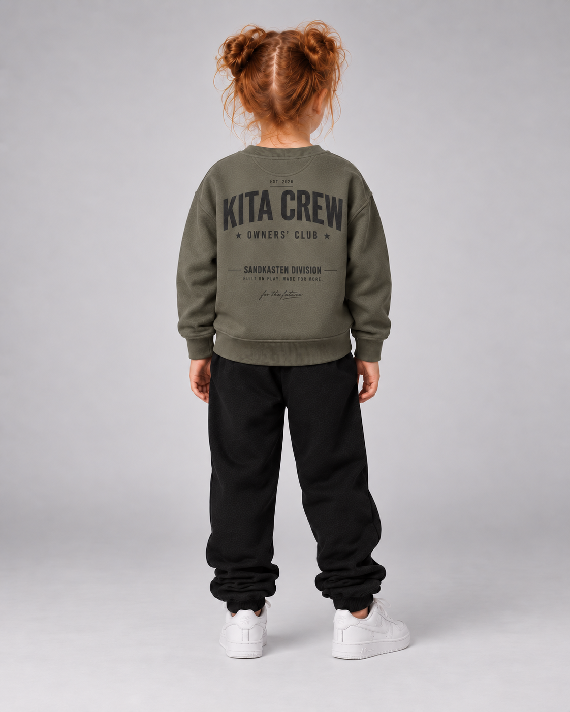 KITA CREW Kids Sweater Organic Khaki – korrigierte Rückenansicht Fullbody