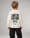 Junge trägt LIMITED EDITION Kids Sweater in Ivory – Rückansicht